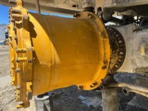 نمای واضح از رینگ چرخ دامپ تراک در شرایط کارگاهی