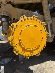 نمای نزدیک از رینگ چرخ دامپ تراک با پوشش زرد صنعتی در محیط کارگاهی